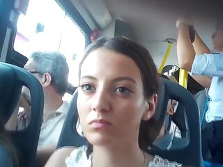 Duas delicinhas manjando minha rola no onibus